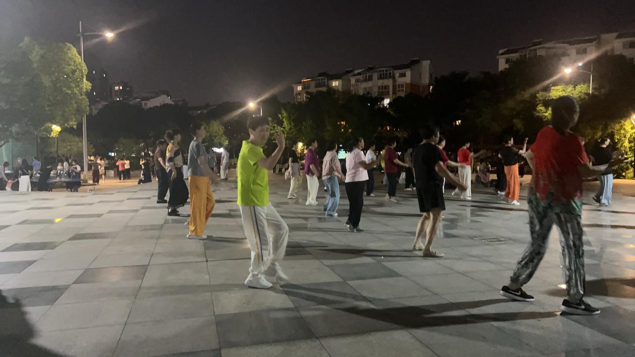 辽宁丹东，一个孩子玩摔了，满嘴血，门牙松动。诊所都下班了，天也黑了，医生看着孩子