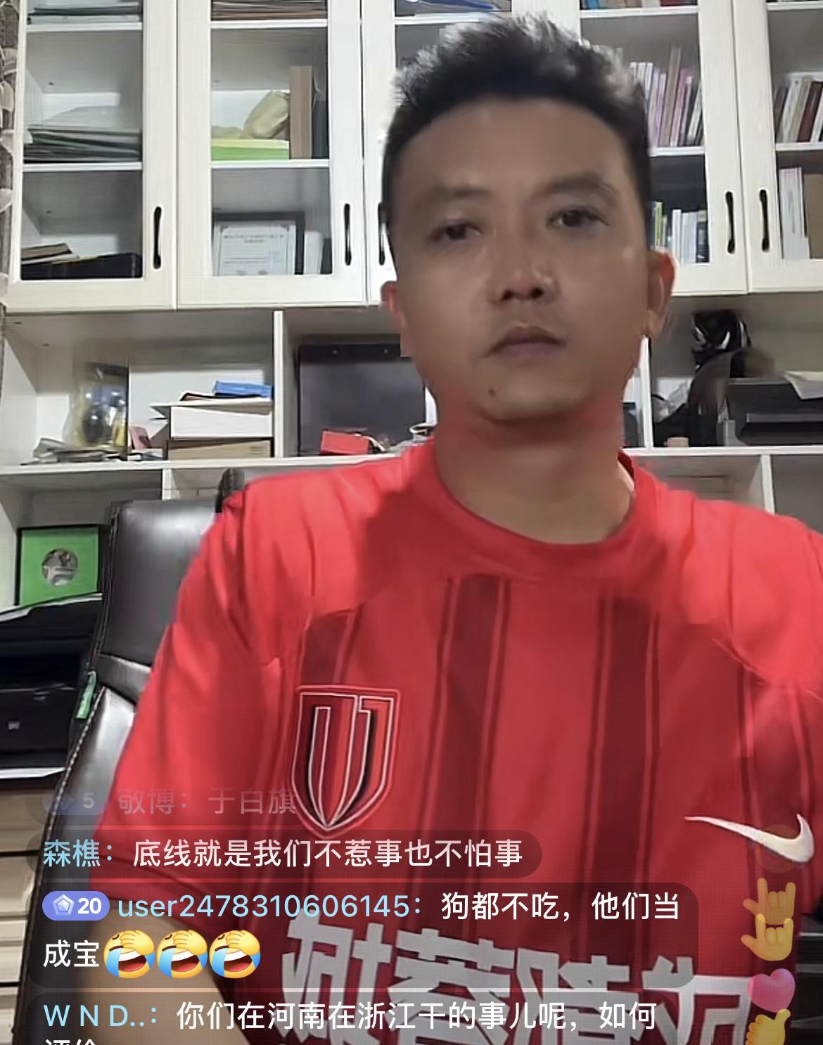 成都蓉城知名球迷七哥怒斥了部分天津津门虎球迷。七哥认为球场內骂球员也是正常的事。