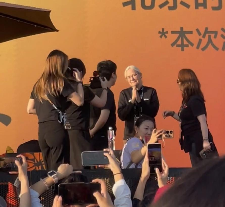 甜甜的球员见面会，索林女士也到达了现场！！索林女士和甜甜两个人握手，开