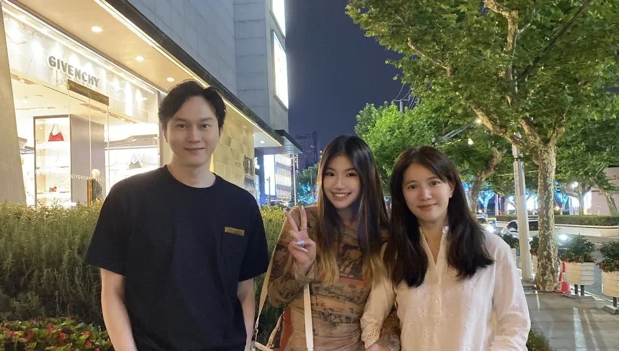 张智霖和袁咏仪在街头被偶遇，她俩夫妻同样的53岁。看起来最多像40岁的模样，俊男