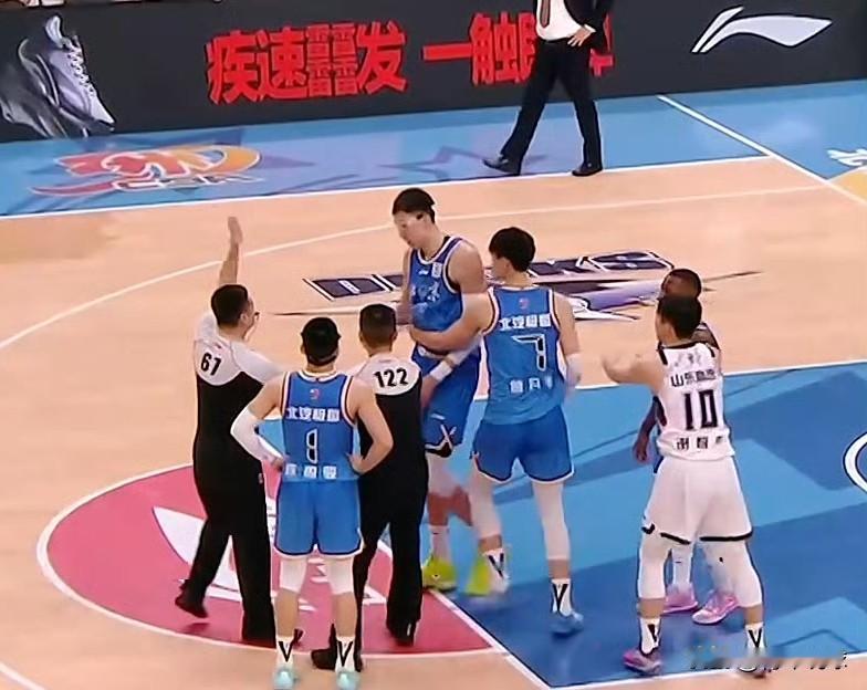 隔扣还挑衅！周琦忍不了了！今晚北京男篮对阵山东男篮的比赛。第四节8分35秒，