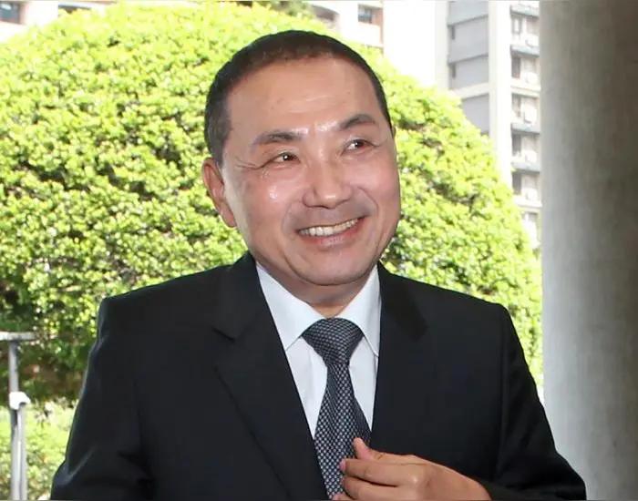 侯友宜躲着郑丽文干什么？昨天，郑丽文去了新北党部参加党庆活动，受到新北基层党员的