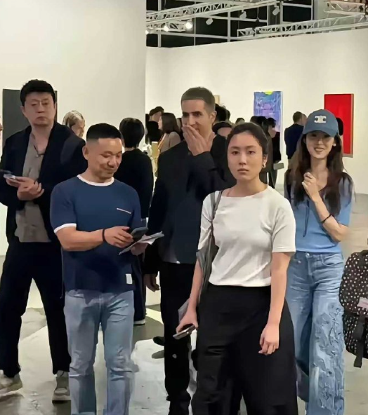 路人拍的，刘强东老婆线下原来长这样​​​