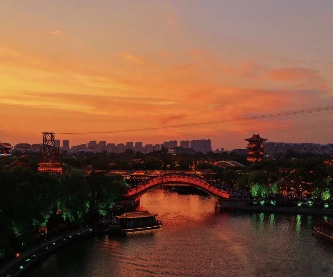 等待一场属于河南老家的秋日盛宴🍂秋风掠过中原大地，一幅绝美的山河画卷缓缓开启。
