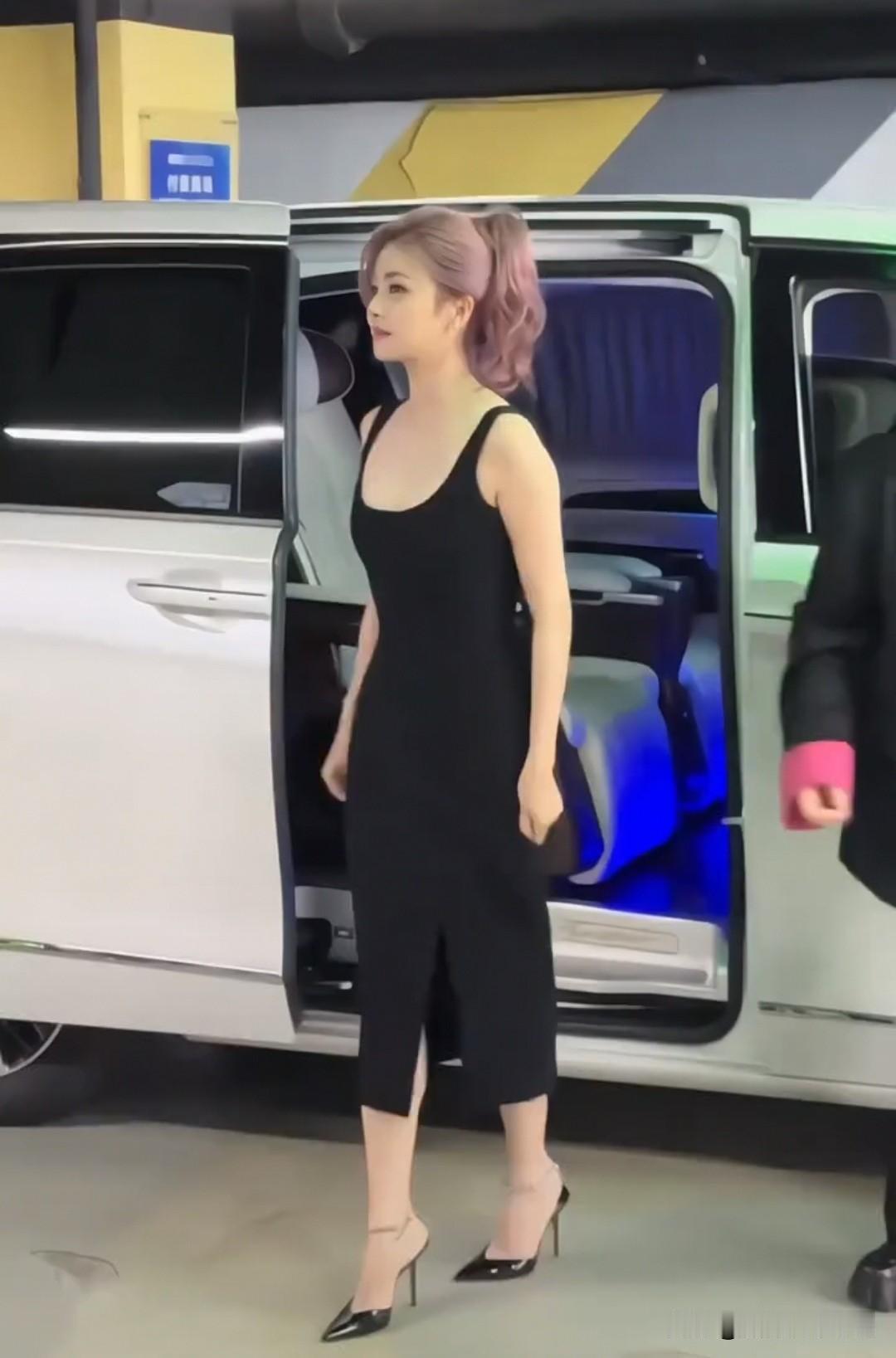 白鹿现身杭州活动，粉色盘发让人眼前一亮[比心][比心][比心]这才是女明星应该有
