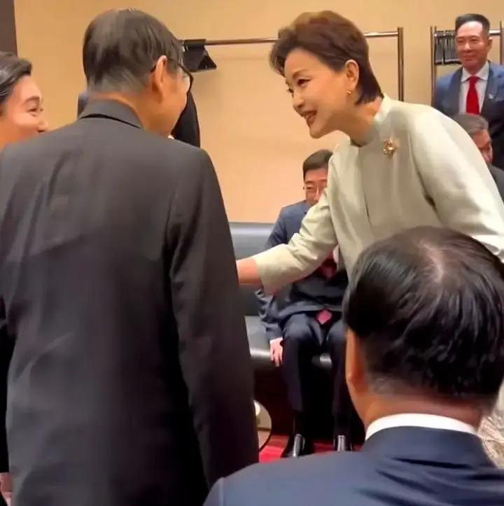 刷到一张旧图被剪成新瓜。2016年香港金像奖后台，杨澜正采访杨受成，张艺谋站