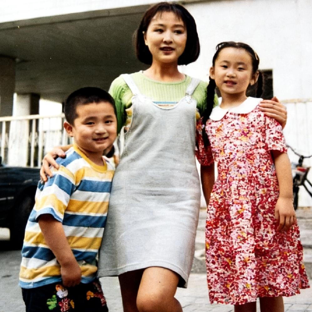 80年代，“棋圣”聂卫平的前妻王静，站在中央电视台门前，身旁依偎着两个可爱的小朋