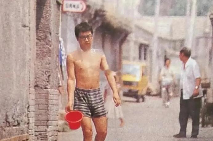 王菲早年和窦唯住北京胡同捂着鼻子上公厕，这个时候是纯粹的爱情吧