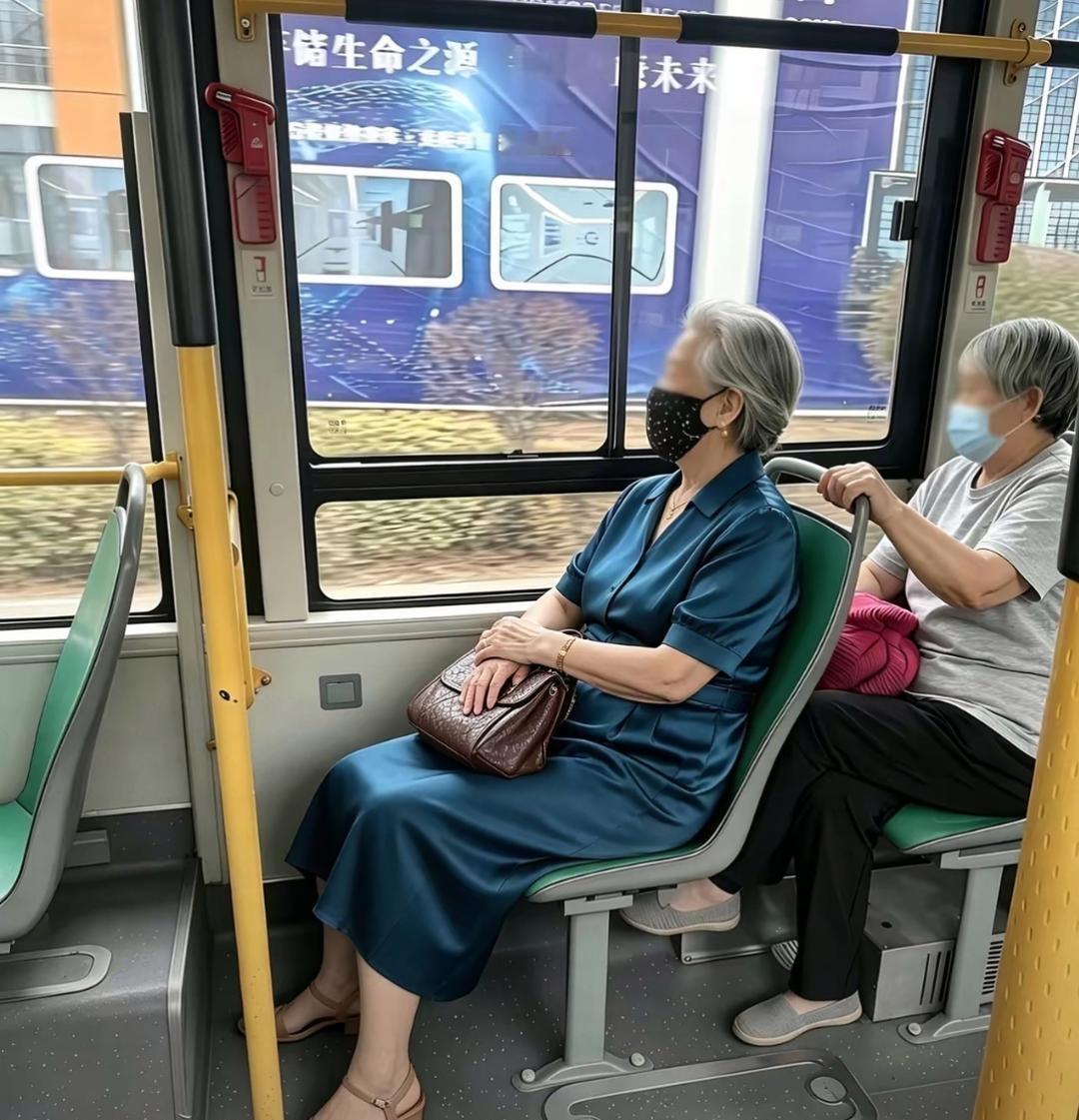 公交车上看到两个老太太，气质是截然不同啊。