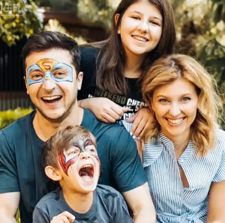 泽连斯基在家庭方面是不是也算是人生赢家啊？有漂亮的妻子，一儿一女凑齐了好字，这