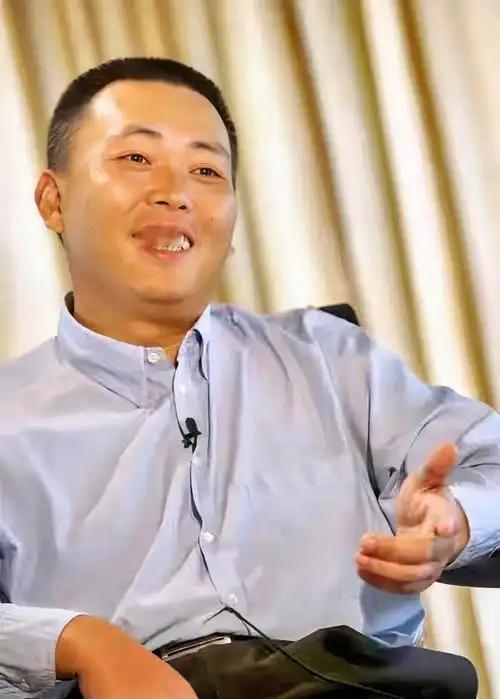 最近时间网上有段永平采访两个小时的视频，他讲述了自己一些对投资的看法以及过去的投