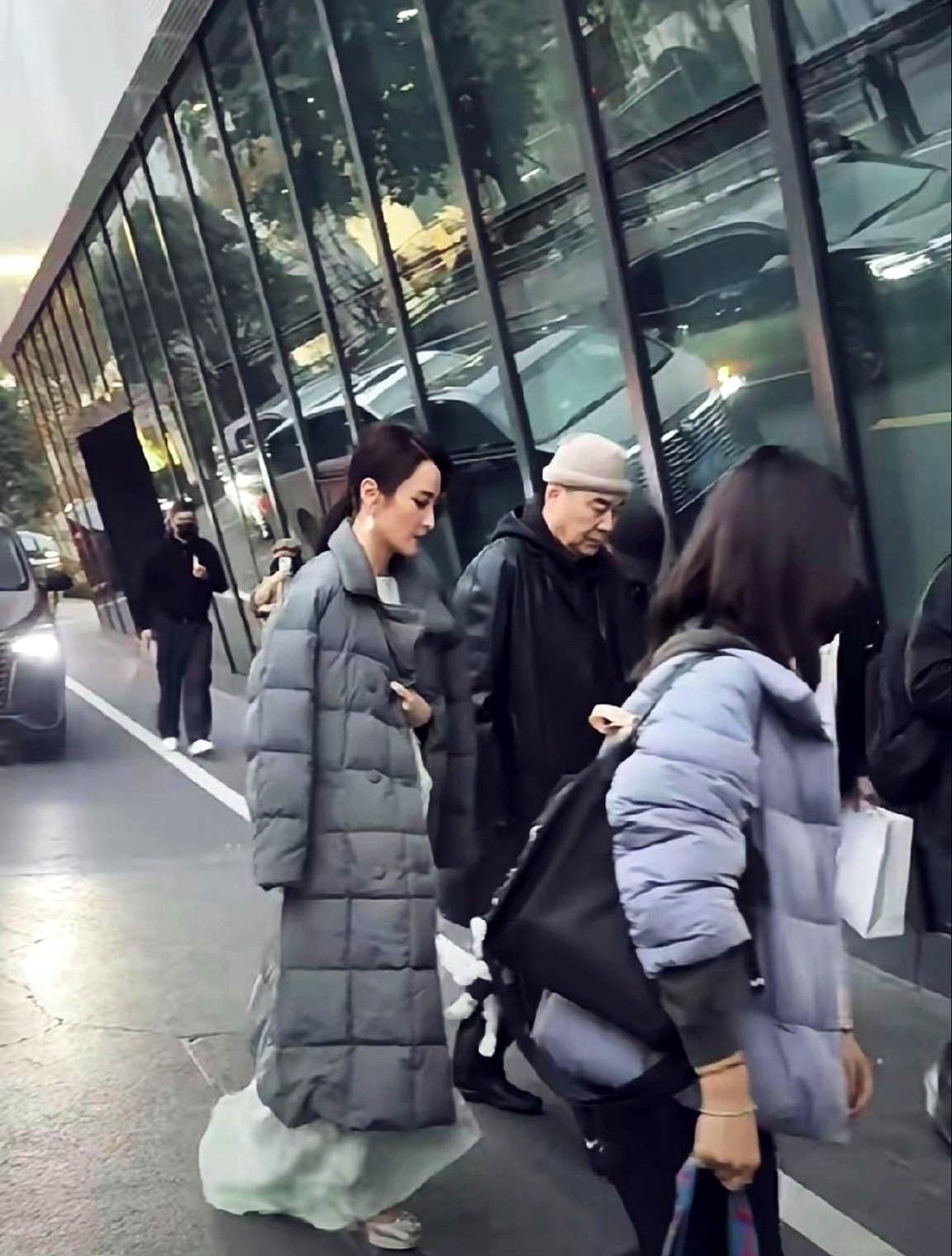 娱乐圈最恩爱的夫妻，刚刚被拍到一张“不恩爱”的照片。狗仔镜头里，蒋勤勤裹着羽绒