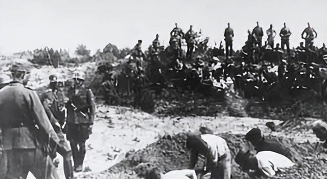 二战期间，几名全身赤裸的犹太女战俘，正在露天淋雨，在这里没有遮挡，没有尊严，只有