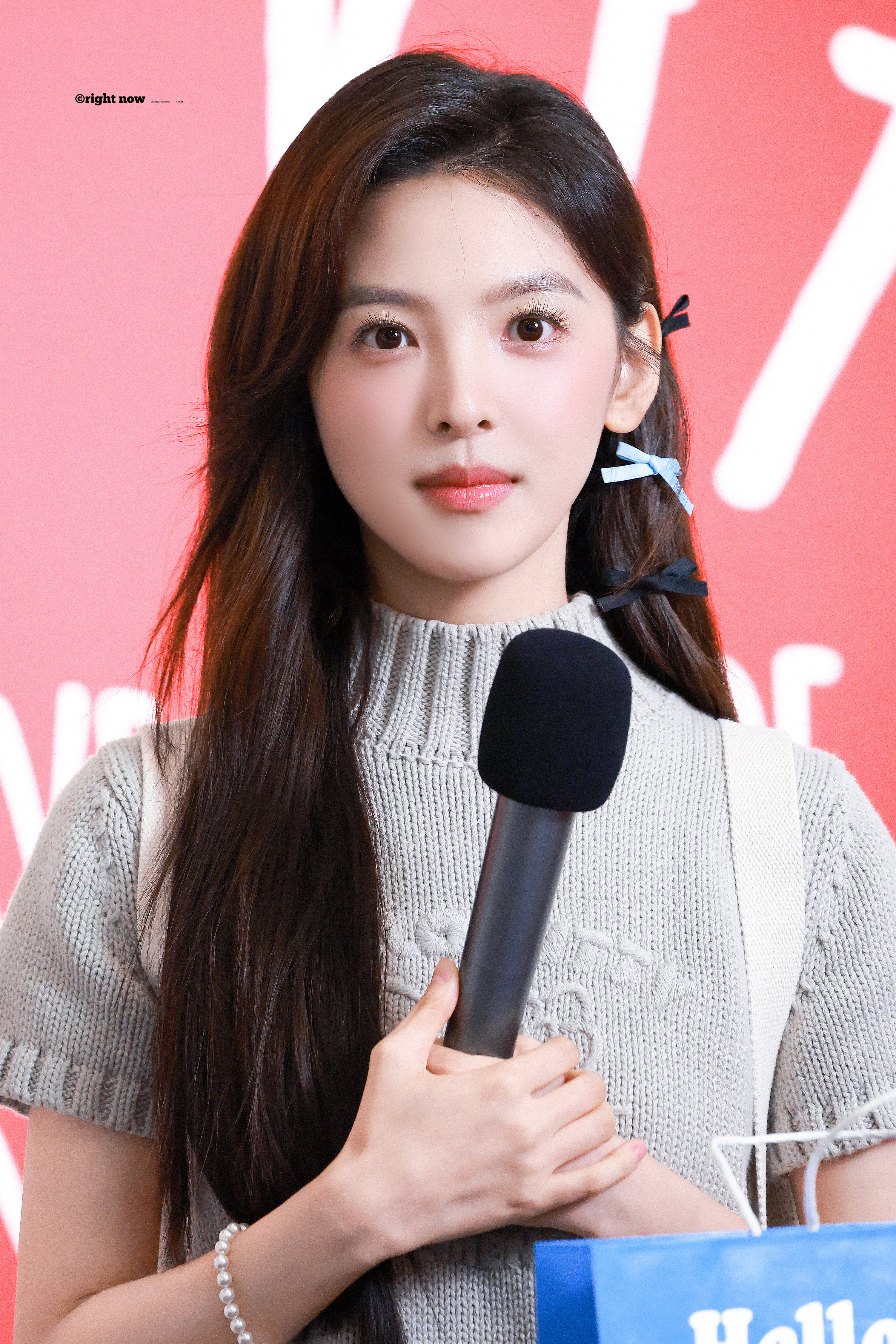 章若楠浅针织裹着松弛的温柔，发梢的小蝴蝶结是藏不住的甜。