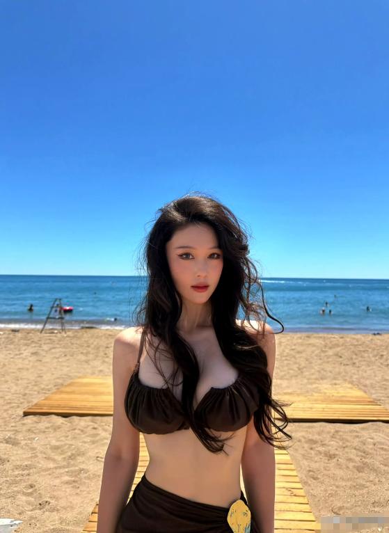 婚后的张馨予还是保守的，她晒出多张海边度假照，身穿保守比基尼，难掩好身材！婚