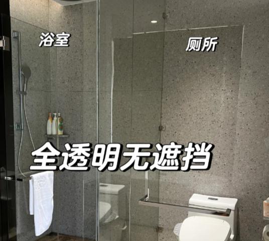 你住酒店时有没有遇到过这种尴尬：卫生间和卧室之间，竟然是透明玻璃？第一次见的人