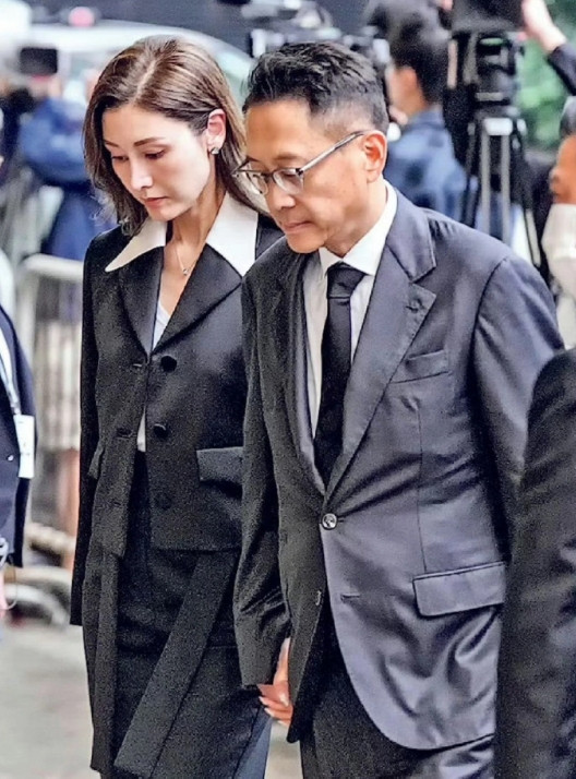 李嘉欣和老公许晋亨出席李兆基葬礼，这是李嘉欣私服最好看的一次了。​​​