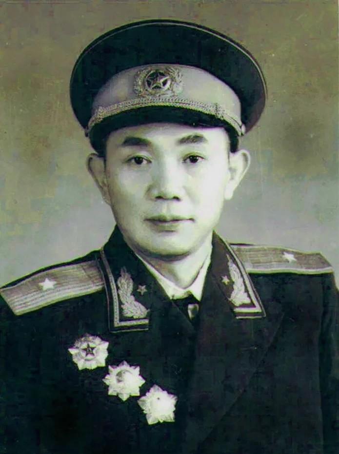 据开国少将黄荣海回忆，1946年11月的一天，他和爱人郑景琛带着他们两岁左右的大