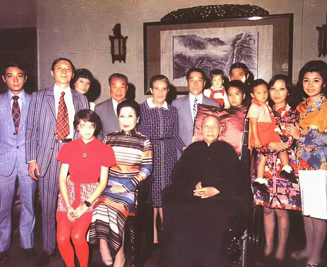 这是一张拍摄于1970年代初（约1972-1973年）、记录蒋氏家族在台湾台北士
