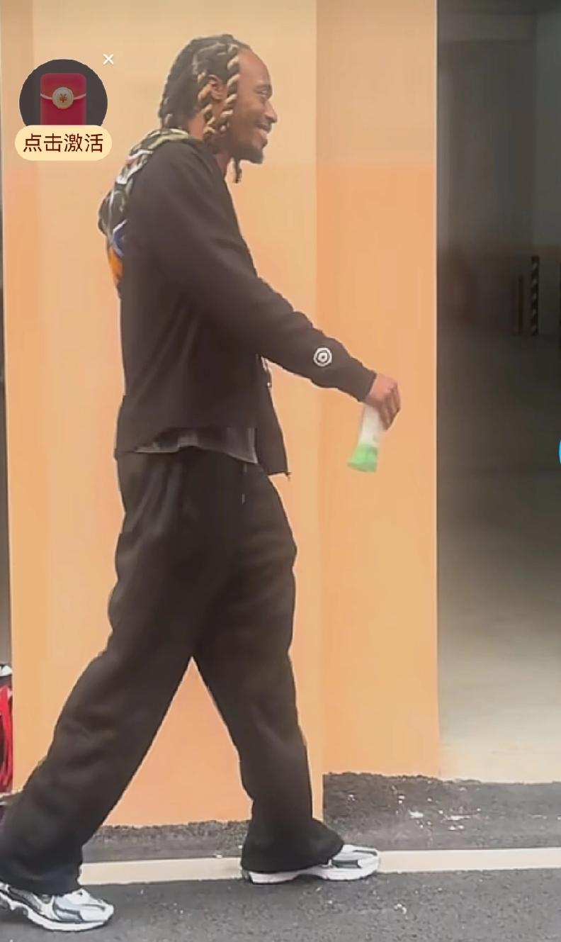 麦考尔一瘸一拐让人揪心，宏远球迷自媒体添乱，伤病视频不拍行吗？广东四个外援