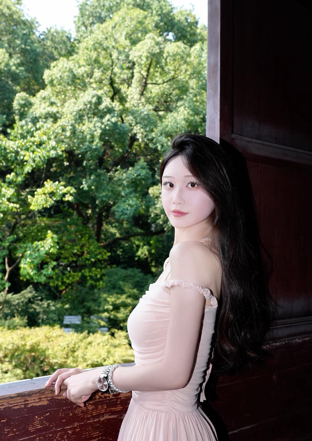 夏日午后，绿意盎然，少女倚栏，静享时光。