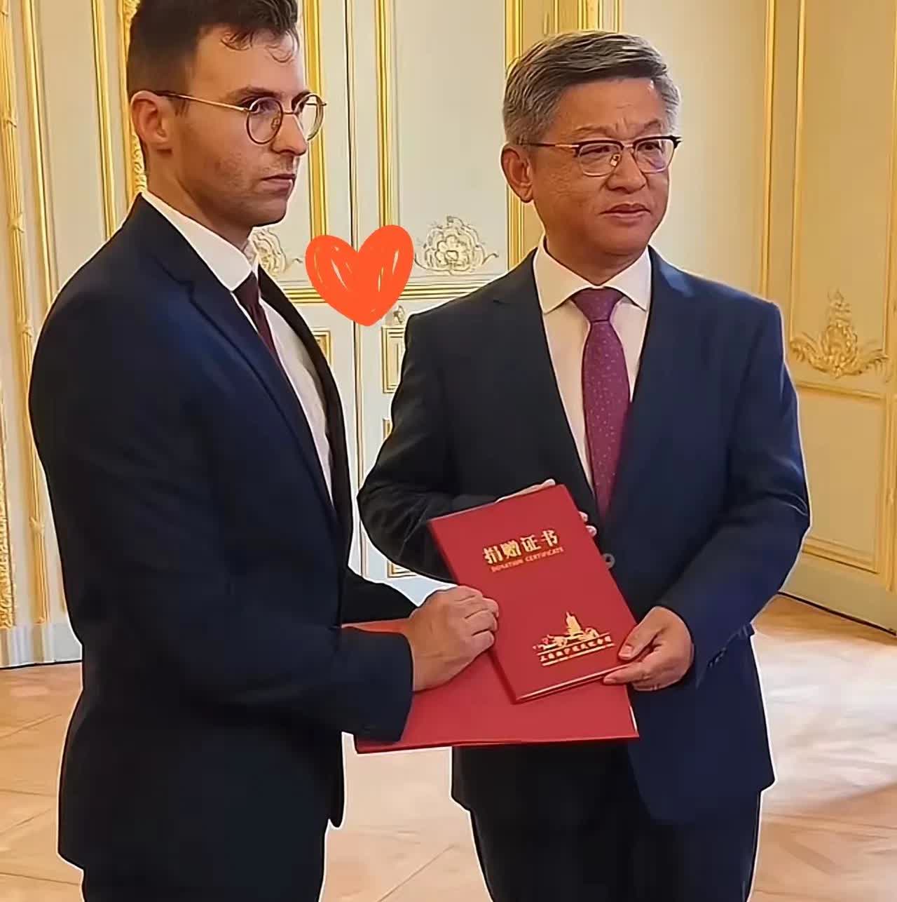马库斯这事儿，大家越聊越觉得暖心。他捐了那些珍贵照片，没等来国瓷礼，