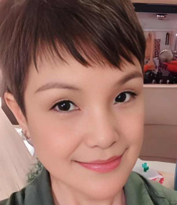 香港艺人马蹄露近期因其公开发声在香港与内地舆论场引发广泛讨论事情的导火索是歌