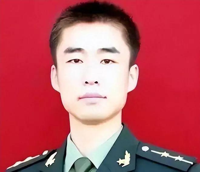 二炮军官回家探亲摆然死在，以前“二炮”是中国人民解放军第二炮兵的简称，现在叫火箭