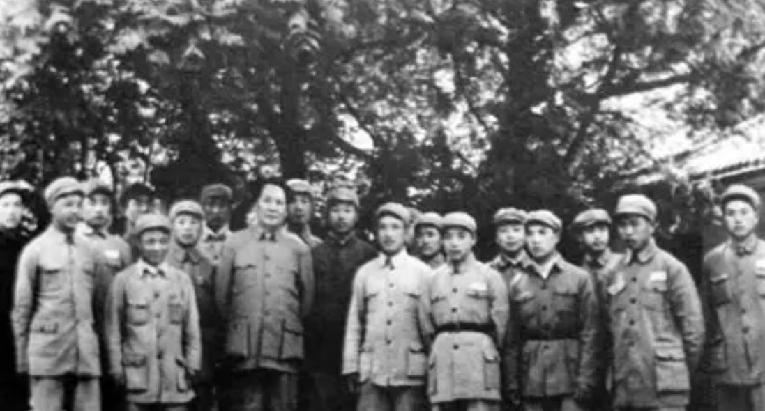 1940年秋天，毛主席去食堂时，突然一个人拎着木棍朝毛主席后脑勺砸去，千钧一发之