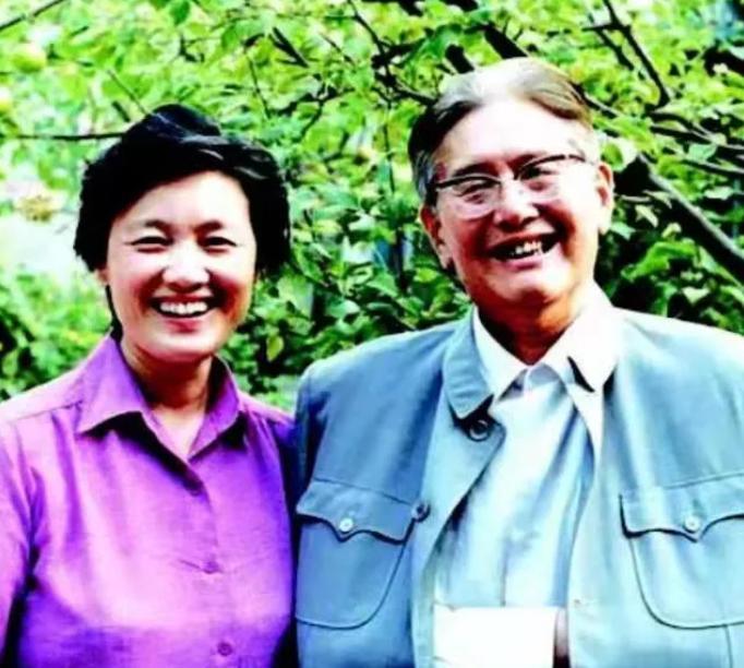 1985年，乔冠华归葬故乡盐城遭到拒绝，妻子章含之无奈之下找到一个人帮忙，此人在