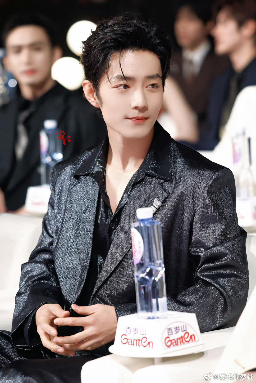 肖战每一个动作每一个眼神都流露出来了绅士感～