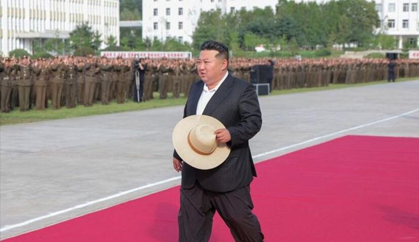 金正恩深夜迎来了一位重要客人。俄罗斯外交部长拉夫罗夫11日深夜抵达朝鲜，将进行