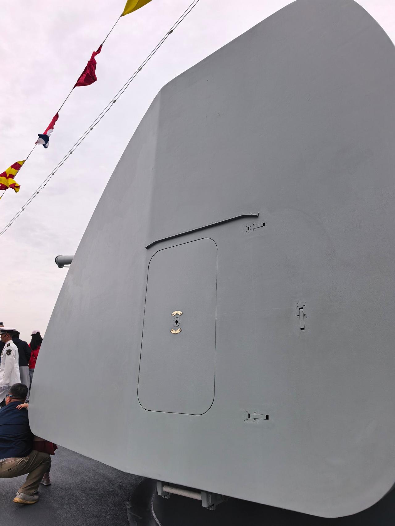 海军最新批次054A参加了近年的海军开放日活动，这时本批次换装的最新款单管100