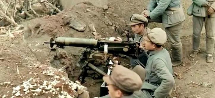 1948年，崔良元挑着一担肉包子误入敌阵。被敌人发现后，他急中生智：“都饿坏了吧