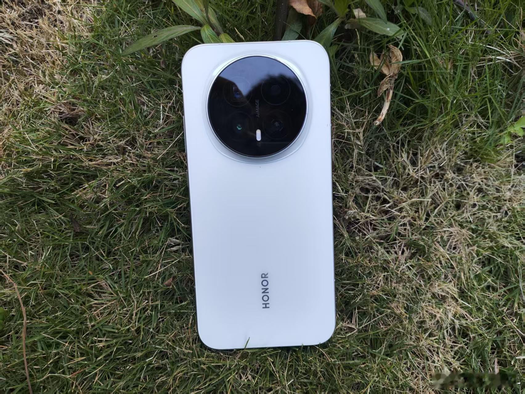 用上荣耀Magic8雪域白之后，我才发现，原来手机真的可以“靠脸吃饭，凭本事站稳