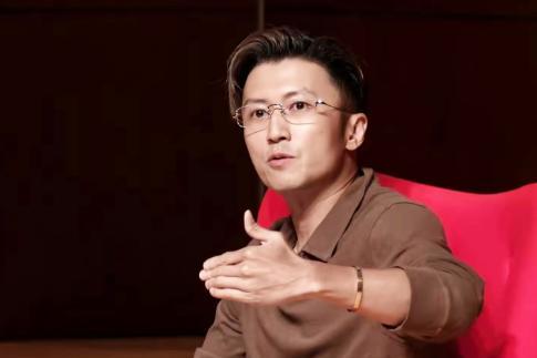 谢霆锋80万的车牌王菲早扔了，3万5的手镯他戴了26年。狗仔跟了三个月，拍到