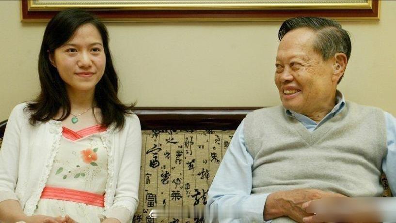 翁帆真不为钱跟杨老20年,我信!这事儿听着像剧本,其实挺扎心。他留下的钱全给前妻