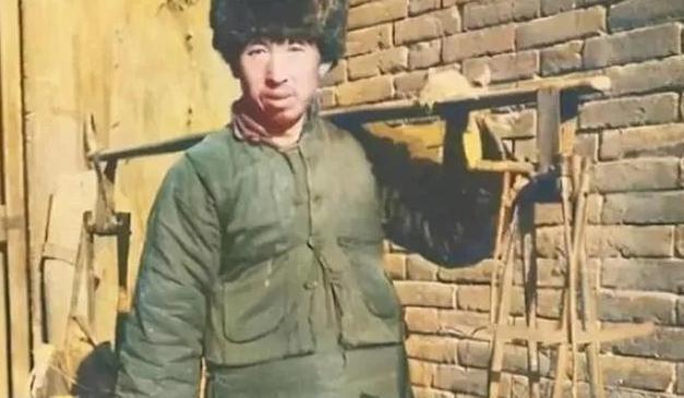 1941年，一个卖油郎问：“村里住多少八路？”小孩不假思索，脱口而出：“七八个！