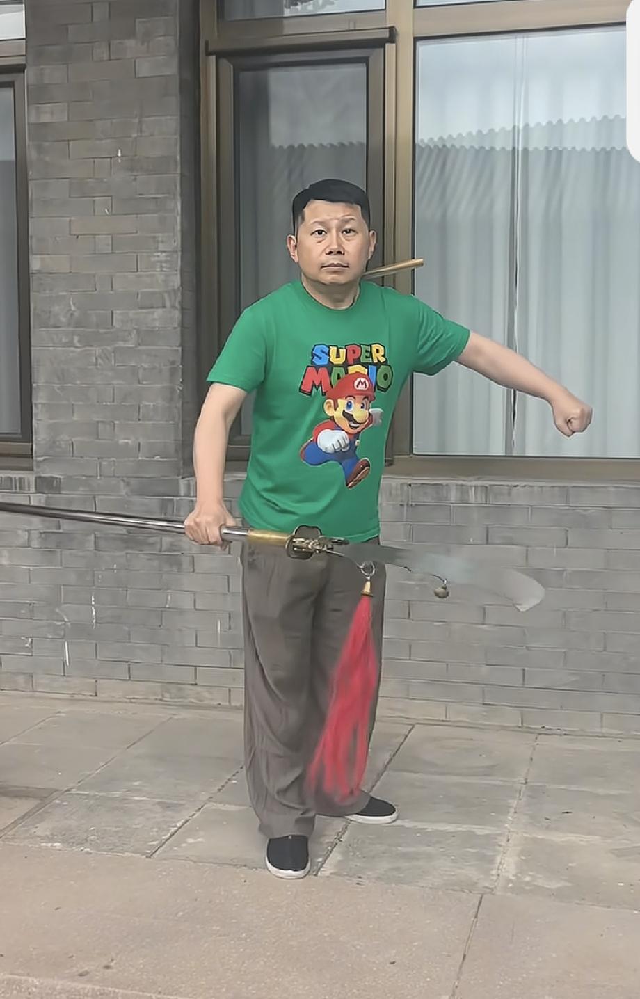 何云伟发视频还挺好玩，拿着朴刀道具摆姿势，问给他拍照的人“行吗？”对面回答：