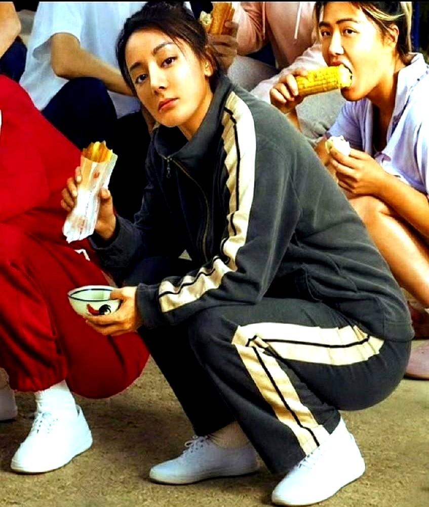 看完《功夫女足》，我差点以为星爷江郎才尽了。音乐一响，这不是《少林足球》和《