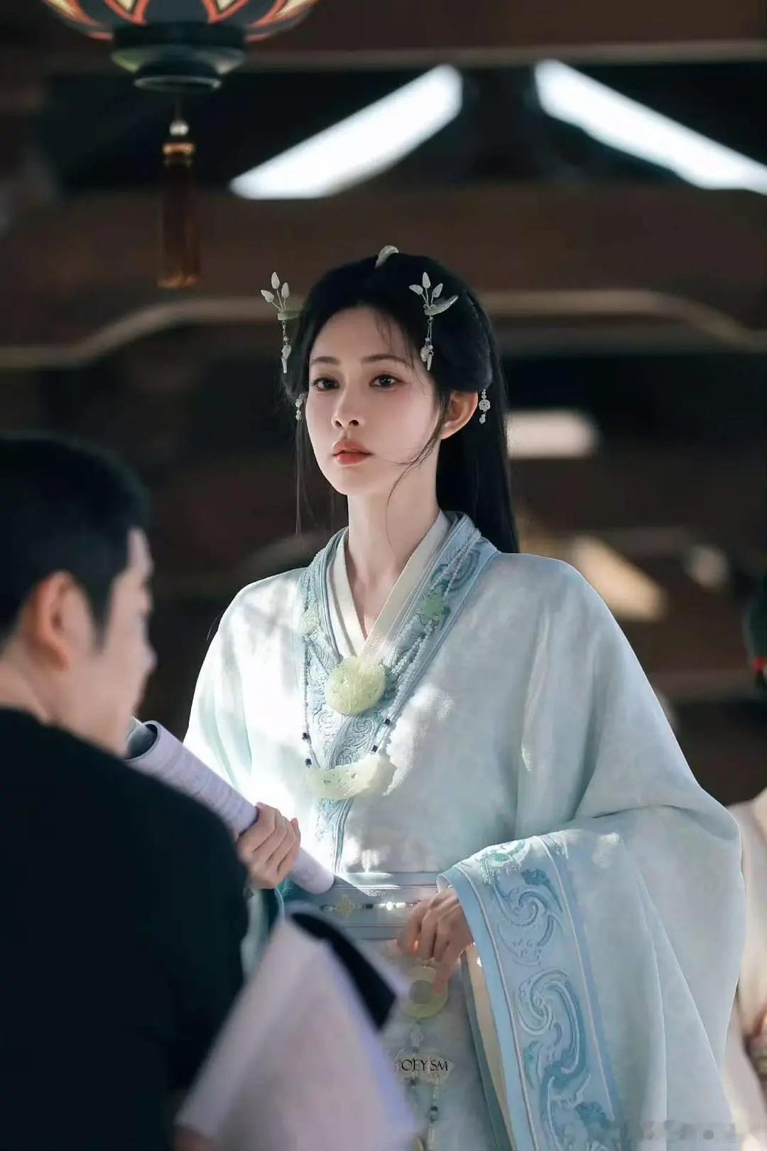 你别说，孟子义这几张还真有重生后的气质沉稳、贵气天成的感觉！