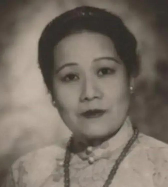 新婚夜，新郎还没掀盖头，一帮所谓的亲戚就借着酒劲闯进洞房动手动脚，甚至有人硬生生