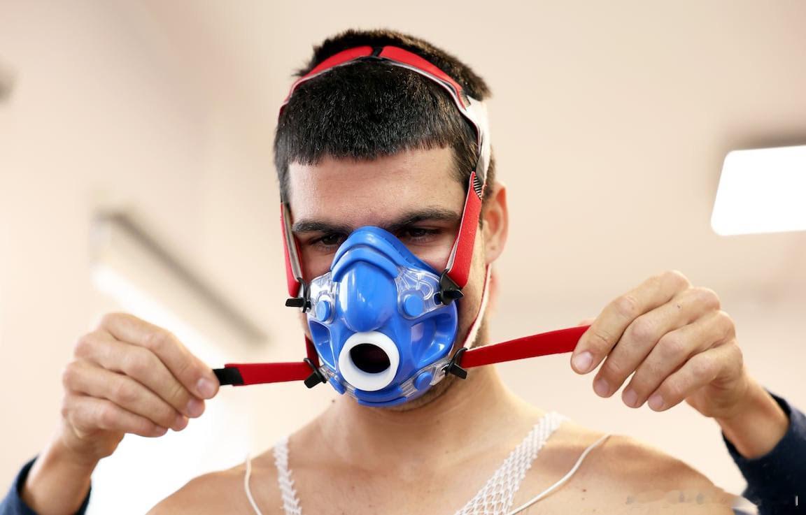 鸭鸭阿尔卡拉斯进行了最大摄氧量测试，主要测试人体在剧烈运动期间能够利用的最大氧