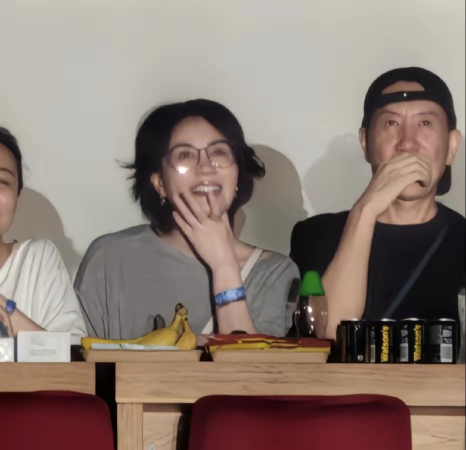 王菲感觉也不是一个爱吃进口水果的女明星，去看那英的娜演唱会，桌子前摆放的是香蕉以