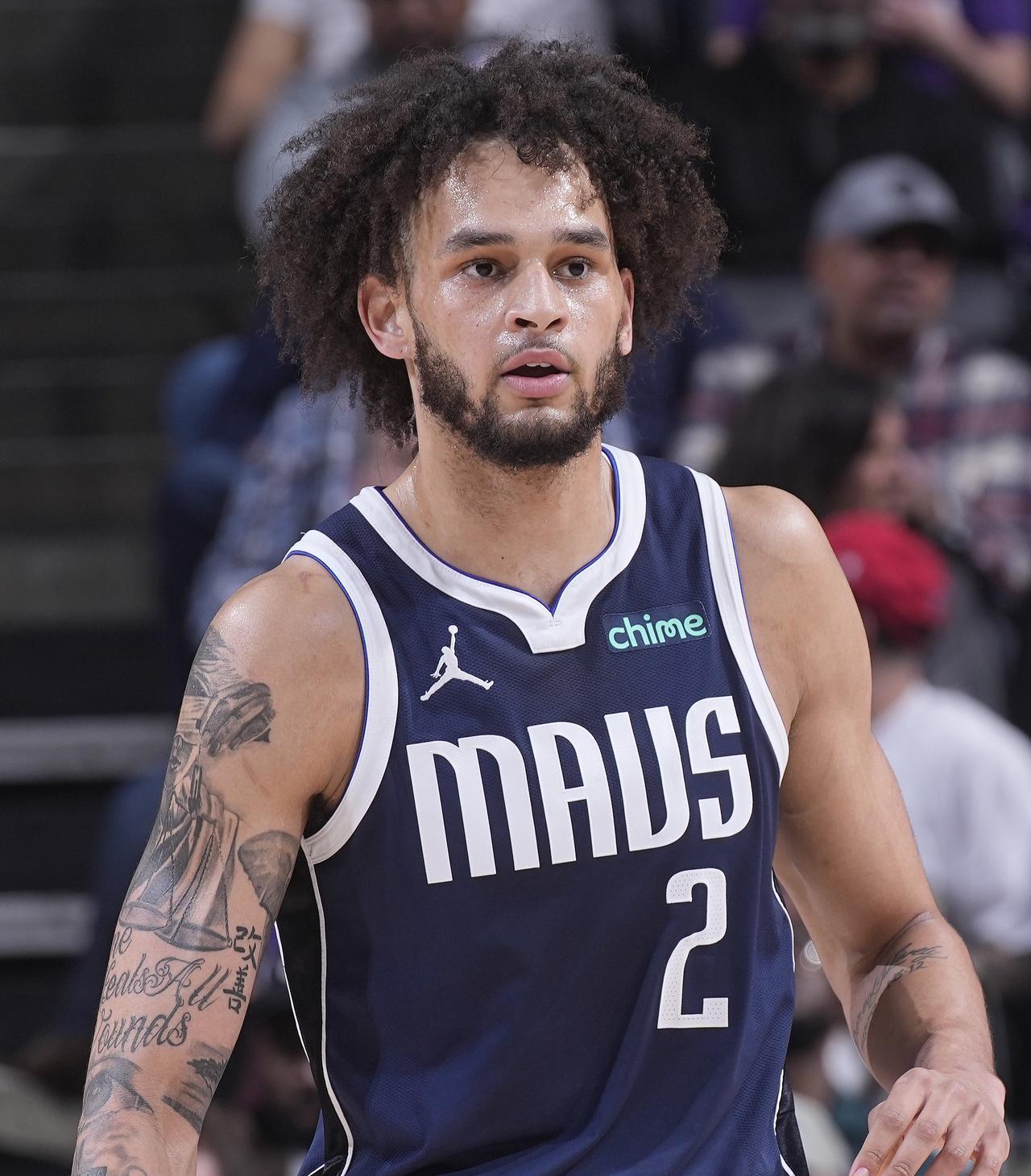 打7场就报销，独行侠请了前开拓者队医？独行侠官方宣布，球队中锋莱夫利将接受右脚