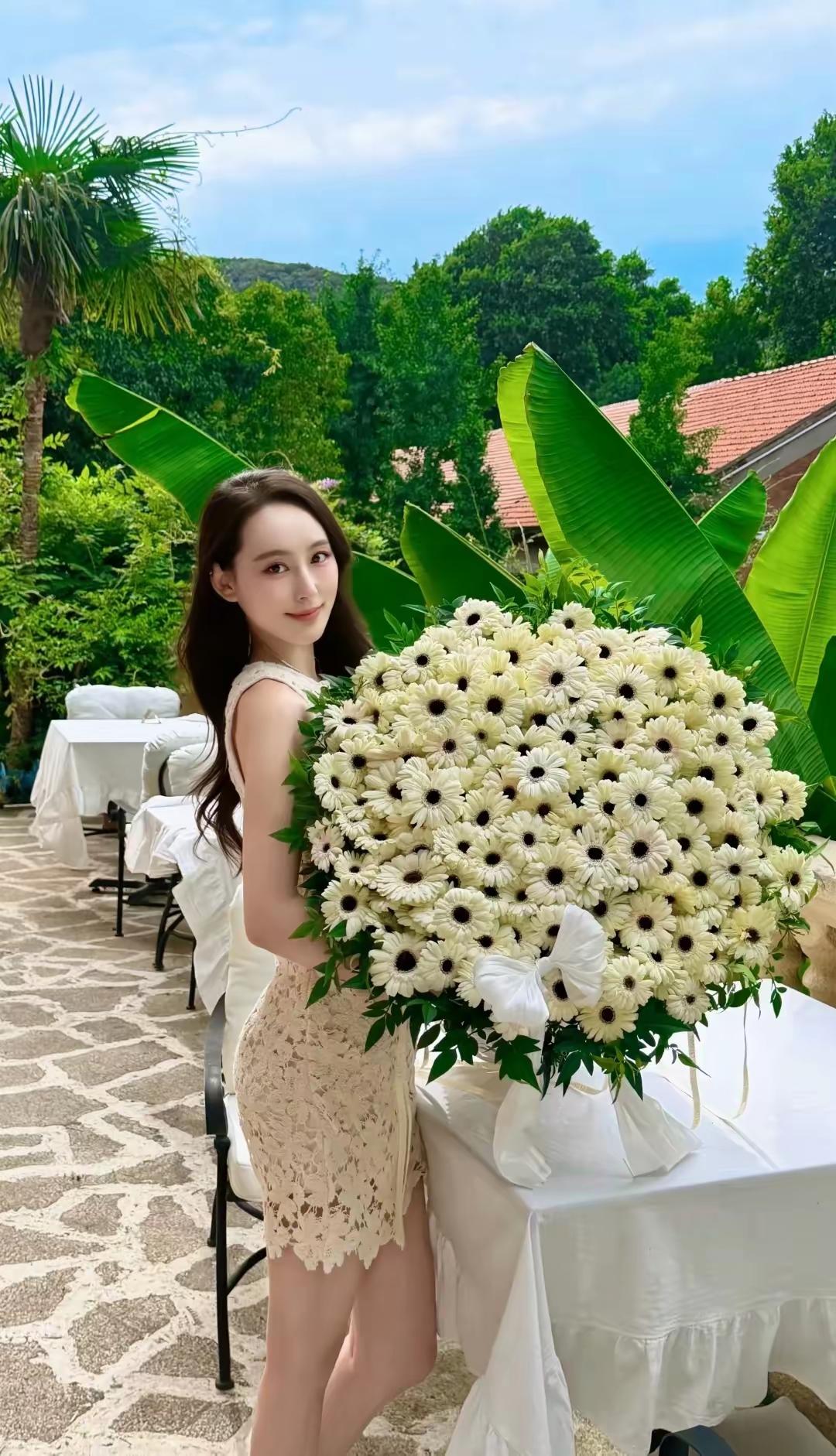 夏日浪漫野餐，花海中的甜美时光