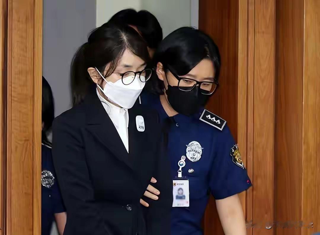 尹锡悦夫人金建希承认收受名牌包包尹锡悦夫人金建希最终还是招供了。11月5号，