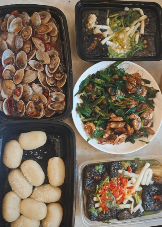 原先在公司的时候，我们组来了一个小姑娘，长得小小巧巧，嘴巴很甜，天天姐长姐短地喊