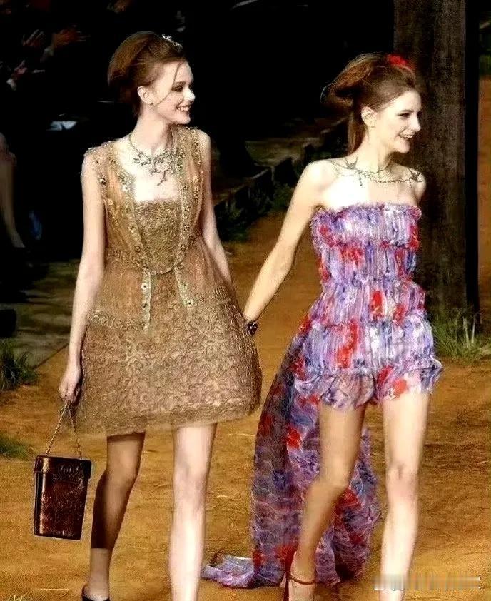 前两张图的秀已经是15年前的了，白雪公主还是公主。再看看现在……