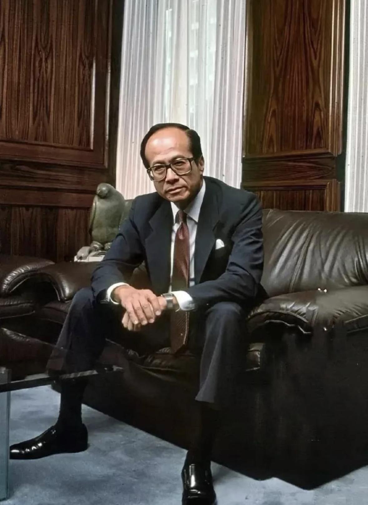 亿万富翁李嘉诚说：“穷人就算赚了三五百万，也还是穷人。他们会换大房子、好车子，背